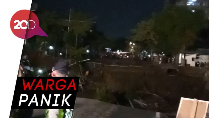Bak Jurang! Begini Penampakan Jalan Gubeng yang Ambles