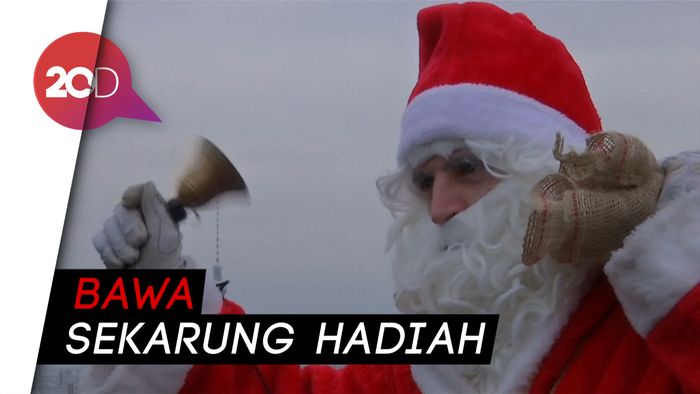 Aksi Santa Turuni Gedung Pencakar Langit di Berlin