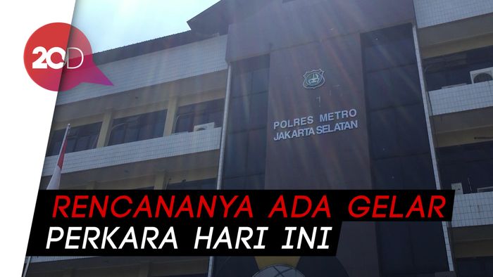 Angel Lelga dan Fiki Alman Datangi Polres Metro Jakarta Selatan