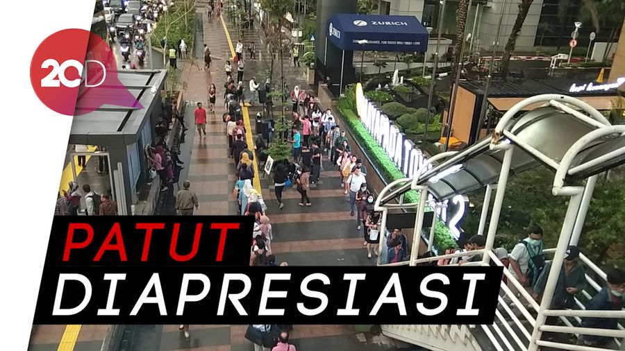Patut Ditiru! Antrean Tertib di JPO Karet