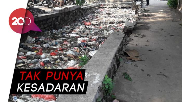 Jorok! Tumpukan Sampah Penuhi Kali Pengaringan Tambun