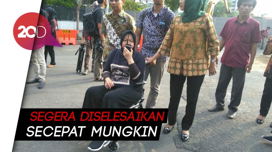 Berkursi Roda, Risma Tengok Lokasi Jalan Ambles
