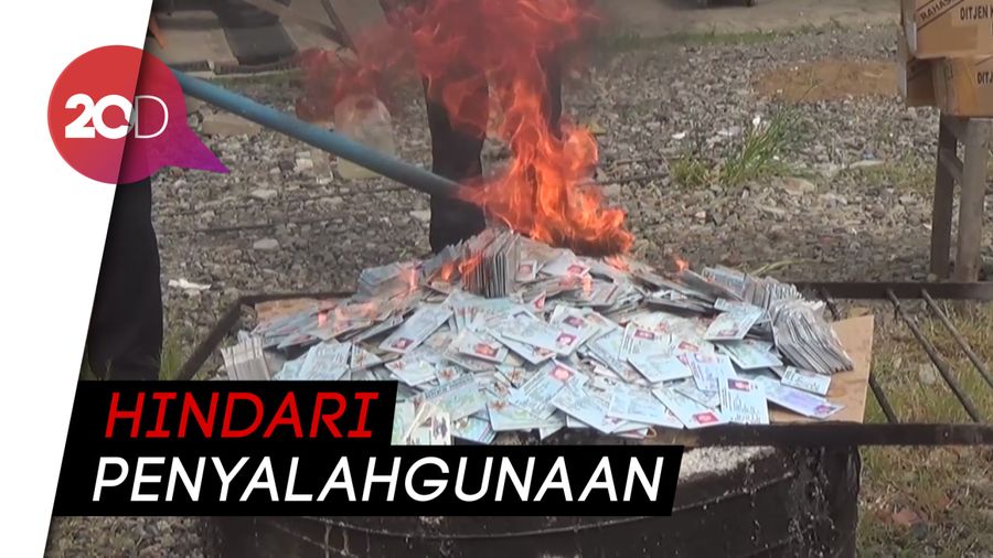 Dispendukcapil Trenggalek Musnahkan 37.750 keping e-KTP 