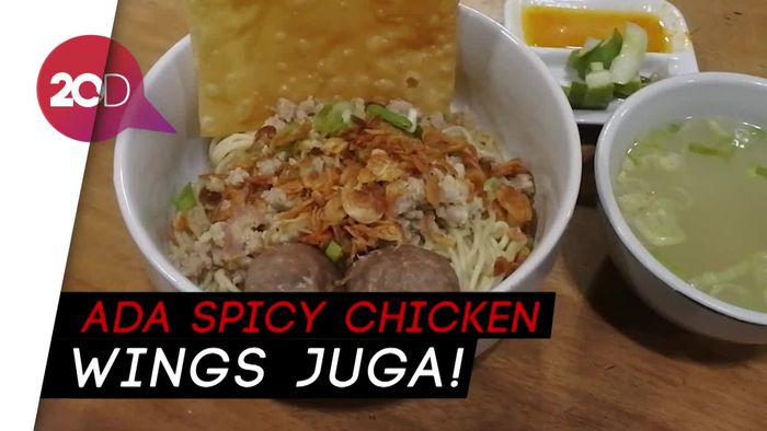Melahap Cwi Mie dan Nasi Goreng Buntut di Toko Kue