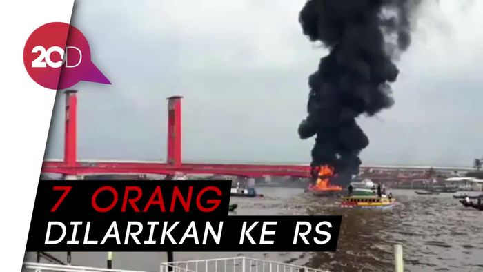 Detik-detik Kapal Pengangkut BBM Terbakar di Sungai Musi 