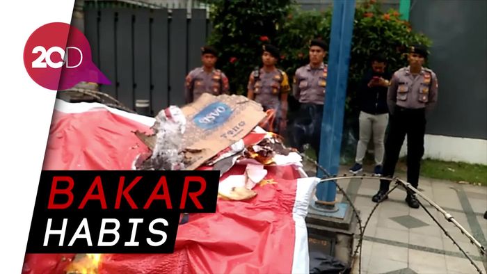Massa Bela Uighur Bakar Bendera China di Depan Kedubes!