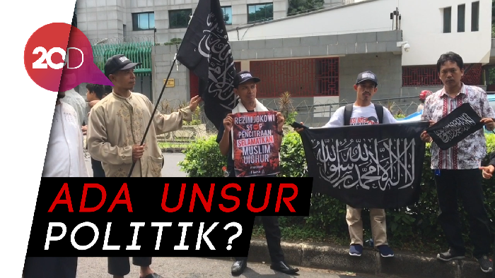  Pose Dua Jari Ramaikan Aksi di Kedubes China
