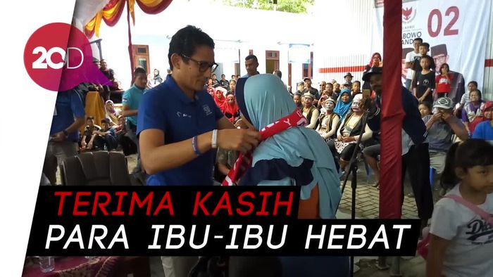 Gaya Sandi Rayakan Hari Ibu di Ponorogo