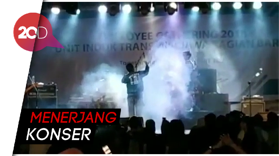 Detik-detik Tsunami Sapu Panggung Band Seventeen 