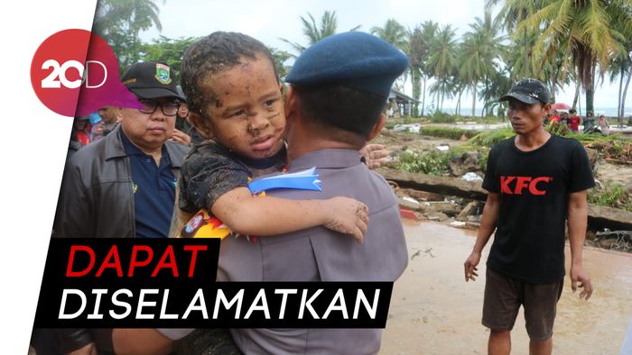 Dramatis! Proses Evakuasi Bocah yang Tertimpa Reruntuhan