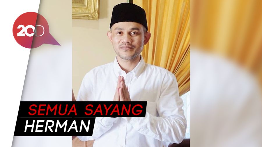 Warga Berkerumun Lepas Herman Seventeen ke Peristirahatan Terakhir