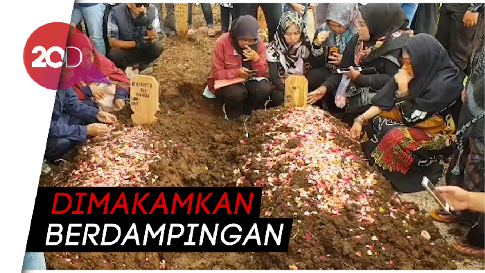 Suasana Haru Selimuti Pemakaman Aa Jimmy dan Istri