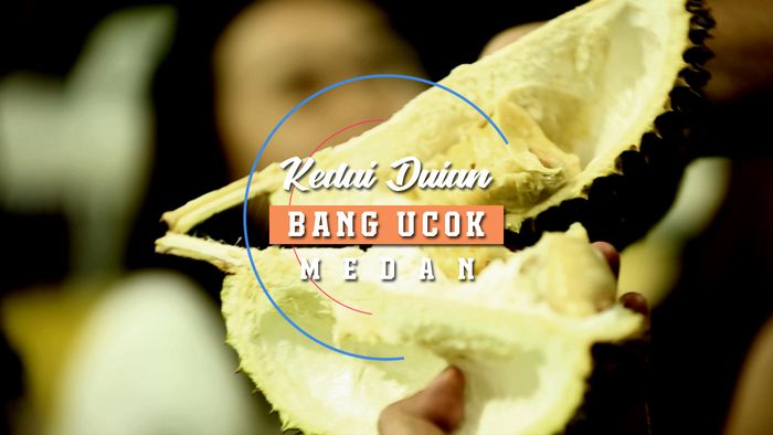 Menyantap Durian di Kedai Durian Bang Ucok, Medan