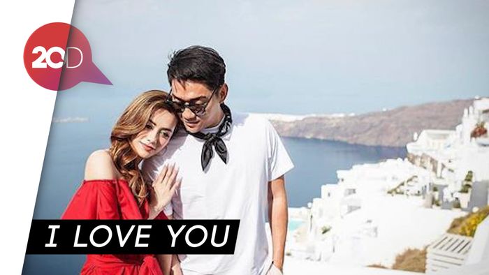 Ifan Seventeen Tulis Kalimat Romantis untuk Kenang Sang Istri
