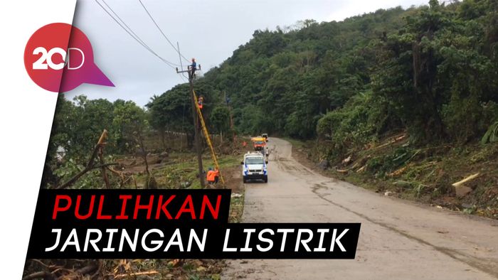 Petugas  PLN Berjibaku Perbaiki Listrik di Banten
