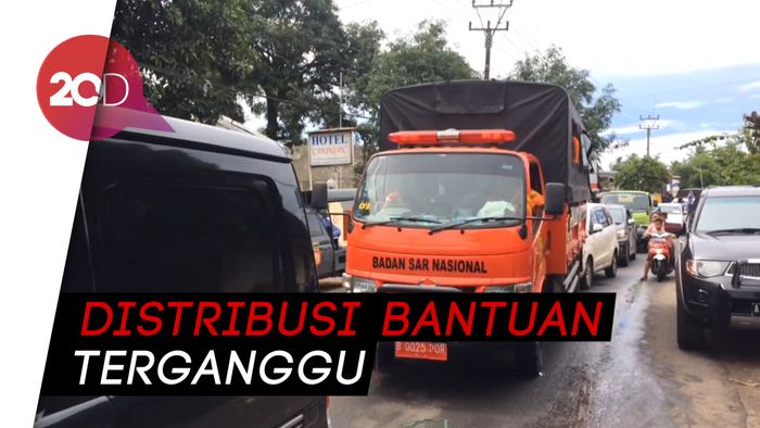Bantuan untuk Korban Tsunami Terhambat Banjir di Pandeglang
