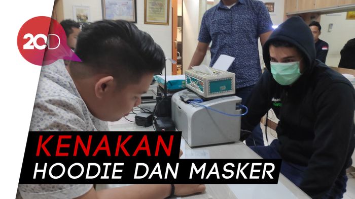 Begini Penampakan Steve Emmanuel Saat Diperiksa Polisi