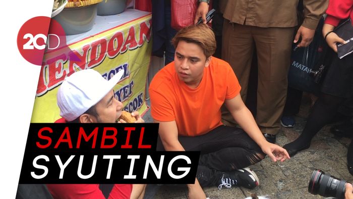 Gaya Raffi Ahmad dan Billy Syahputra Makan di Emperan