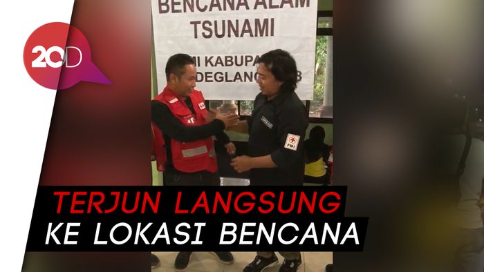 Keren! Narji dan Komeng Jadi Relawan PMI