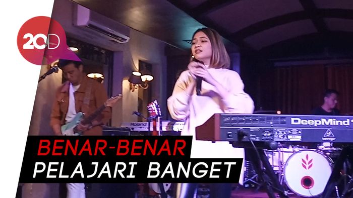 Bawakan Lagu Nike Ardilla, Regina Geisha Alami Kesulitan