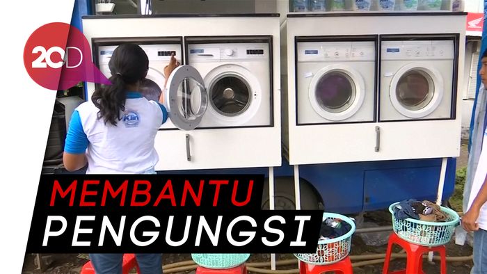 Cuci Baju Gratis Buat Pengungsi Tsunami Banten