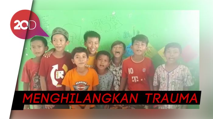 Keceriaan Anak Pengungsi Tsunami Banten di Tengah Duka