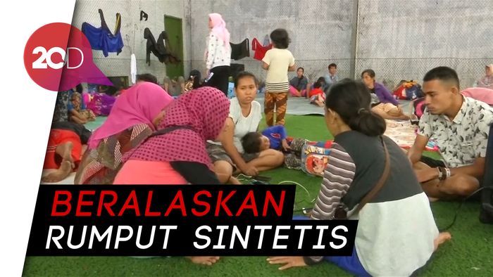 Potret Pengungsi Tsunami Banten Bertahan di Lapangan Futsal