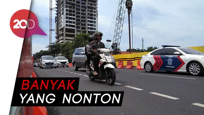 Bisa Dilewati, Lalu Lintas di Jalan Gubeng Padat Merayap