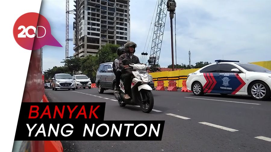 Bisa Dilewati, Lalu Lintas di Jalan Gubeng Padat Merayap