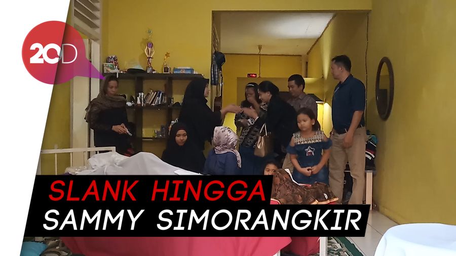 Karangan Bunga Hiasi Rumah Duka Dian Pramana Poetra