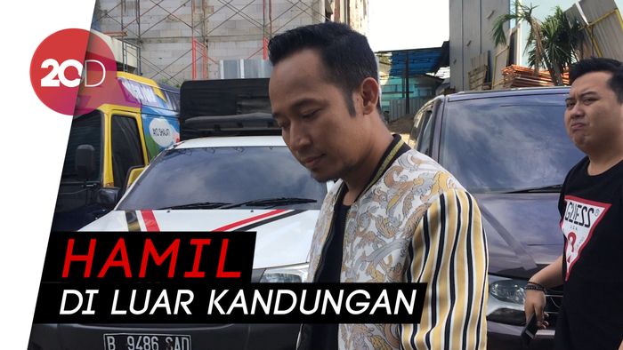 Kehilangan Calon Bayi, Denny Cagur dan Istri Berduka 