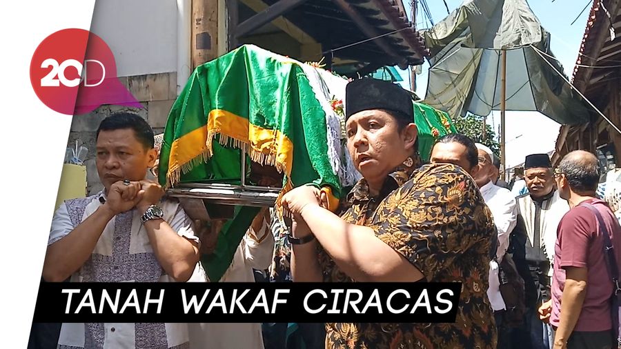 Keluarga Antar Jenazah Dian Pramana Poetra ke Pemakaman