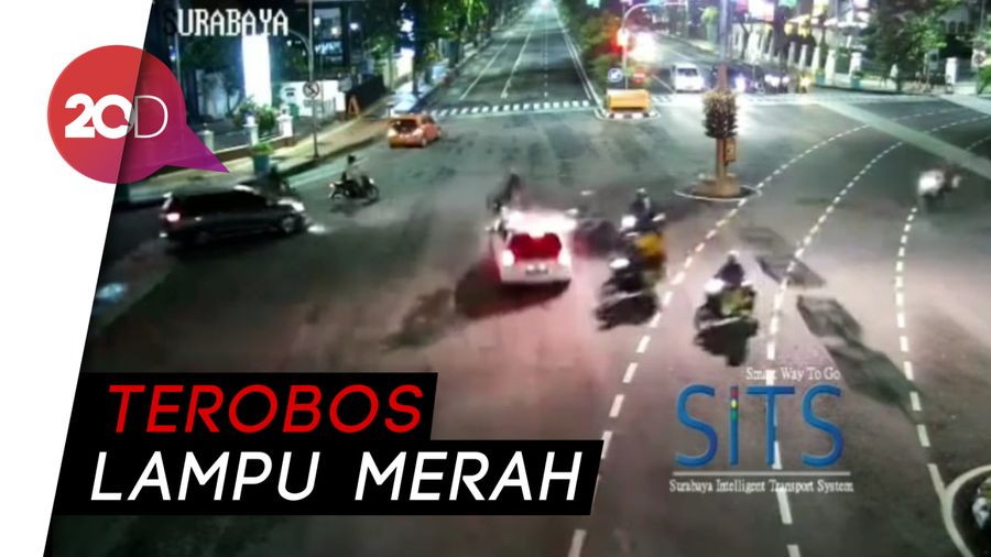 Video Brio Tabrak Pengendara Motor Sampai Terpental di Surabaya