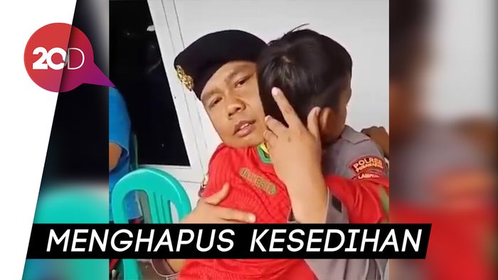 Menenangkan Adit yang Kehilangan Orang Tuanya Akibat Tsunami