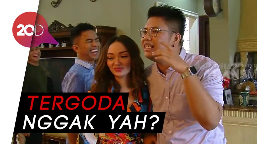 Saat Zaskia Gotik Pancing Ricky Cuaca Santap Menu Natal