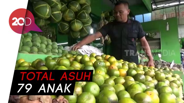 Inspiratif! Polisi Dagang Buah-buahan Demi Asuh Puluhan Anak