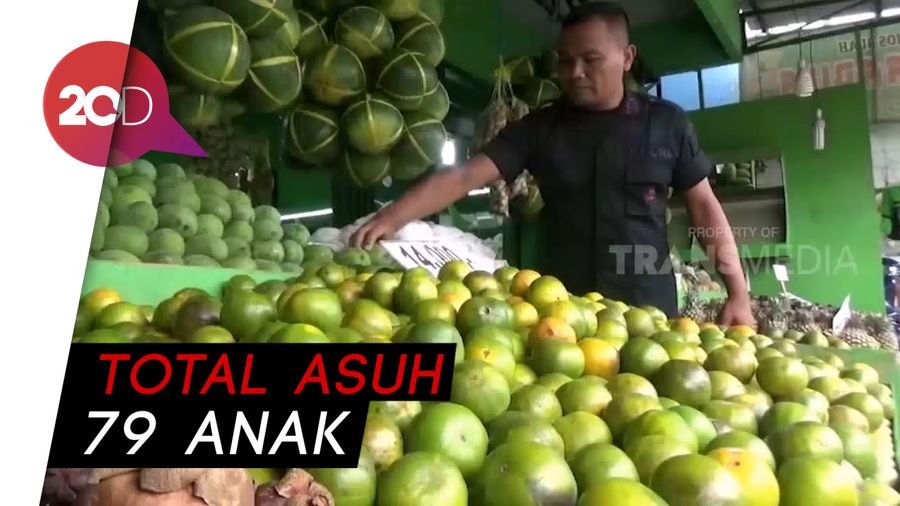 Inspiratif! Polisi Dagang Buah-buahan Demi Asuh Puluhan Anak