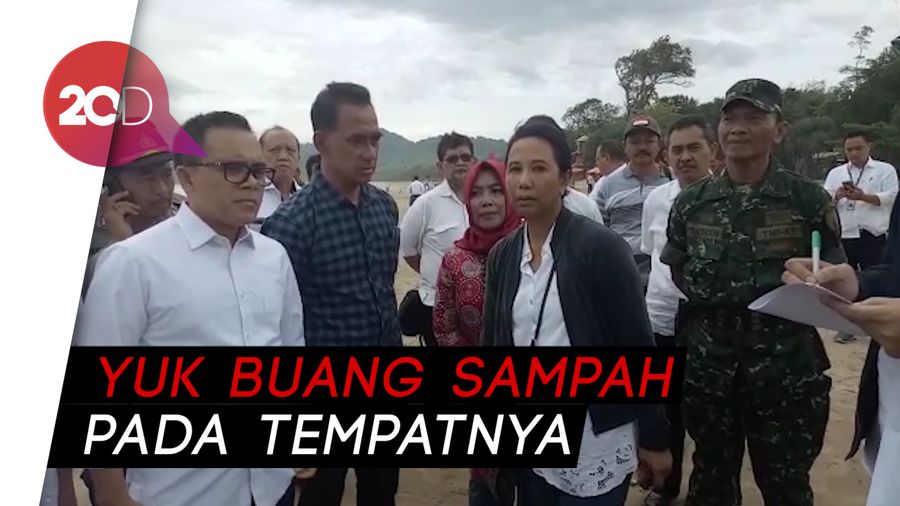 Menteri BUMN Punguti Sampah di Pantai Pulau Merah Banyuwangi