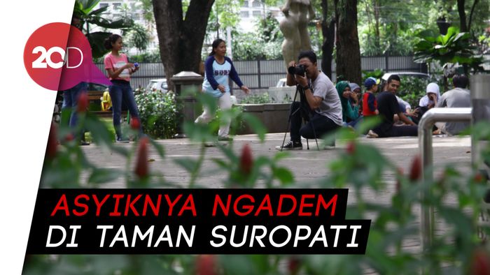 Menikmati Teduhnya Taman Suropati