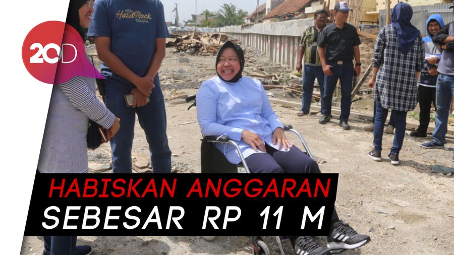 Gunakan Kursi Roda, Risma Cek Pembangunan Pintu Air