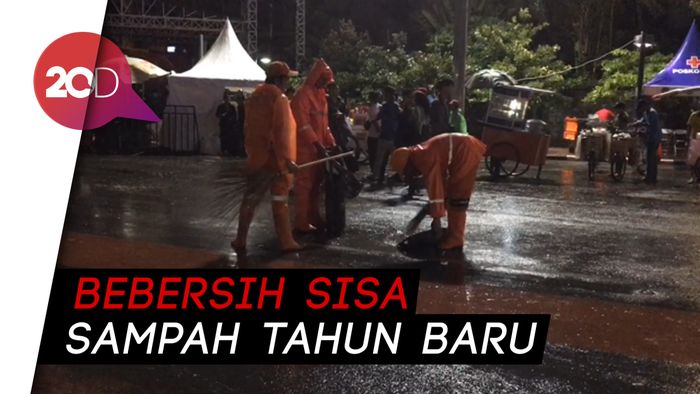 Pesta Tahun Baru di Bundaran HI Usai, Pasukan Oranye Beraksi