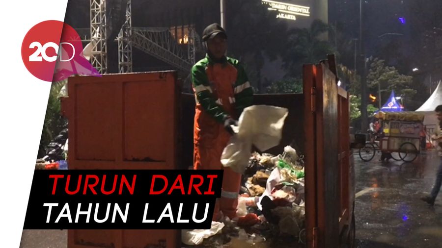 327 Ton Sampah Hasil Perayaan Malam Tahun Baru