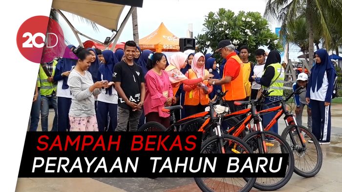 Bersih-bersih Sampah Berhadiah Sepeda di Ancol