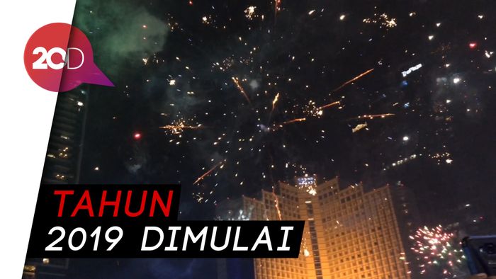 Pesta Kembang Api Tutup Perayaan Tahun Baru di Bundaran HI