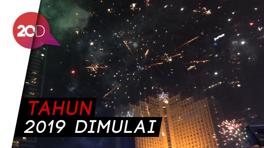 Pesta Kembang Api Tutup Perayaan Tahun Baru di Bundaran HI