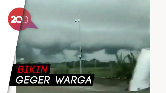 Awan Berombak di Langit Makassar yang Mencekam