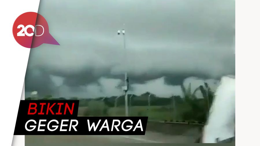 Awan Berombak di Langit Makassar yang Mencekam