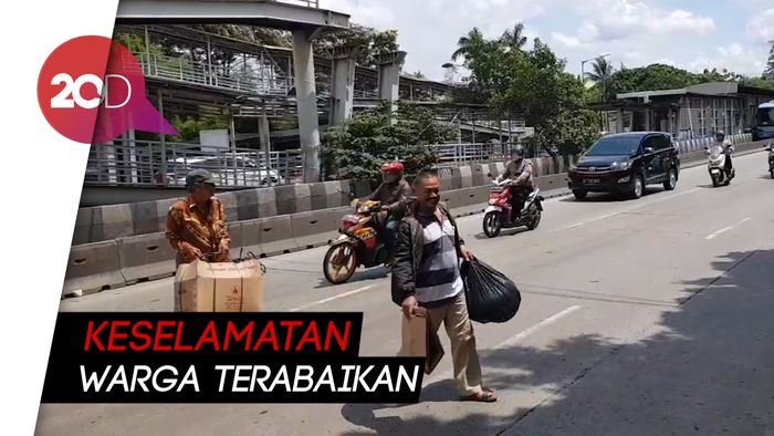 Duh! Warga Bertaruh Nyawa Ketika Menyeberang Jalan 