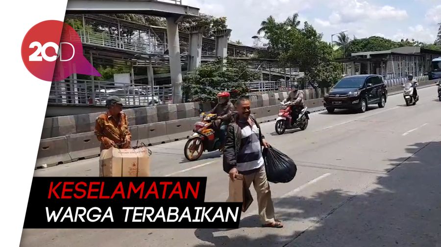 Duh! Warga Bertaruh Nyawa Ketika Menyeberang Jalan 