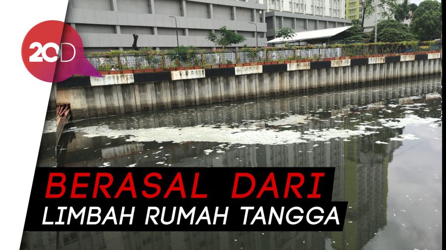 Anies: Kali Item Berbusa Karena Kadar Detergen Sangat Tinggi